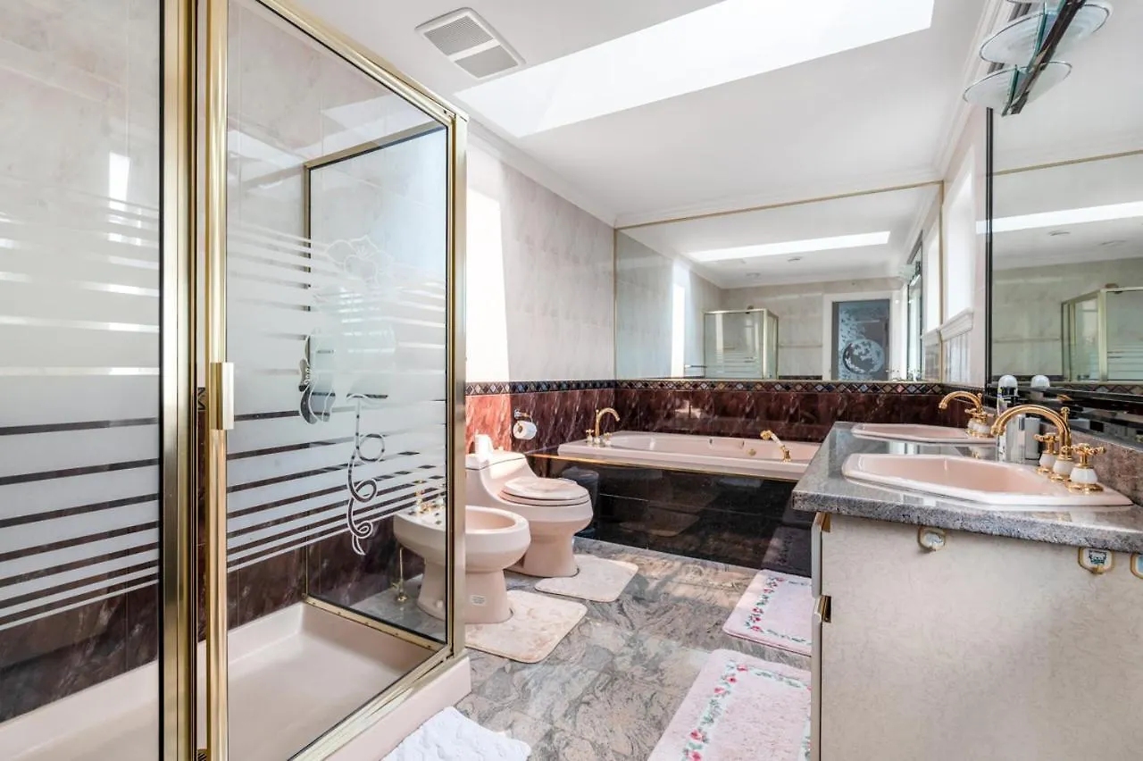 Homestay Luxurious Vancouver Retreat - Private Bedroom In Shared House