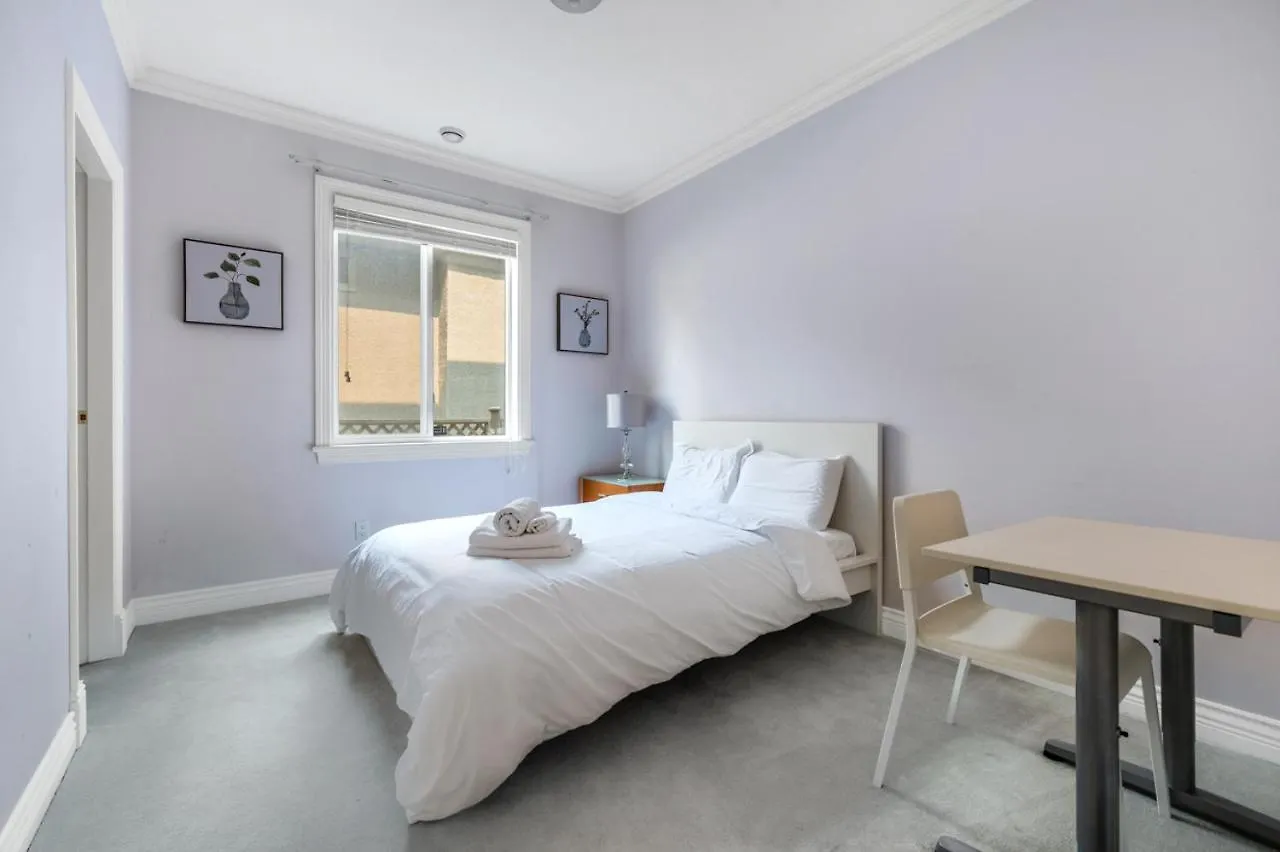 Homestay Luxurious Vancouver Retreat - Private Bedroom In Shared House Canada