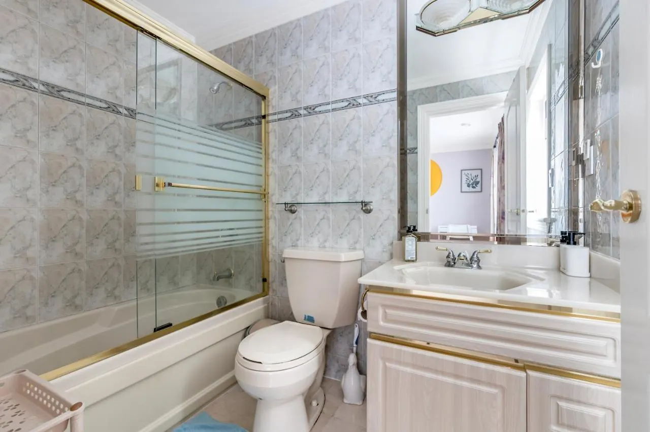 Homestay Luxurious Vancouver Retreat - Private Bedroom In Shared House Canada